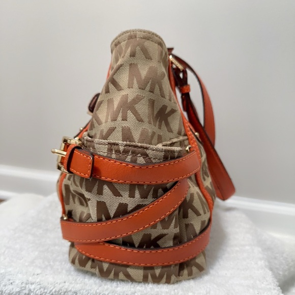 MICHAEL KORS SIGNATURE MONOGRAM GANSEVOORT
BEIGE TANGERINE SATCHEL BAG - Picture 5 of 12
